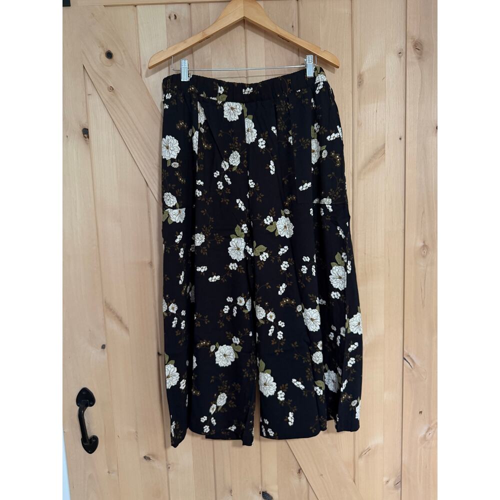 LulaRoe | NWT Justine Wide Leg Crop Pant Black Floral | Size 2XL (20-22)